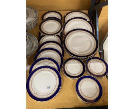 A QUANTITY OF ROYAL WORCESTER REGENCY BLUE PLATES - 33 IN TOTAL - 5 A/F 