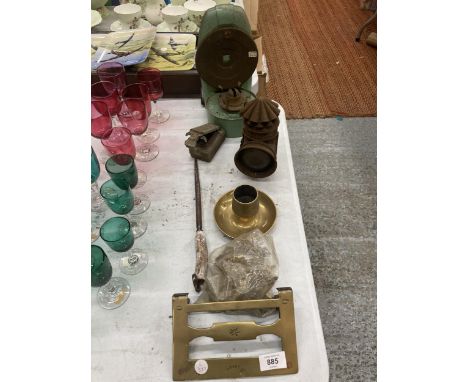 A QUANTITY OF VINTAGE ITEMS TO INCLUDE A SMALL RAILWAY LAMP, PARAFFIN STOVE, CANDLESTICK, SMALL BRASS BRACKETS, ETC 