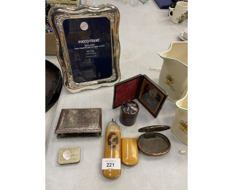 A BRASS HAND POLISHED PHOTO FRAME TOGETHER WITH VARIOUS OTHER ITEMS TO INCLUDE A VINTAGE CIGARETTE CASE, GLASSES, LEATHER TRI