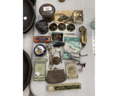 A MIXED VINTAGE LOT TO INCLUDE SMALL BRASS MOTIFS, TRINKET BOXES, VINTAGE BUTTONS, CIGARETTE CASE, SPOONS, ETC 