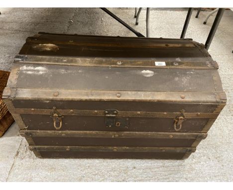 A LARGE VINTAGE WOODEN TRAVELLING TRUNK HEIGHT 48CM, WIDTH 75CM, DEPTH 45CM 