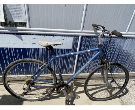 A LAND ROVER TREMAL 20 GENTS BIKE WITH FRONT SUSPENSION AND 18 SPEED GEAR SYSTEM 