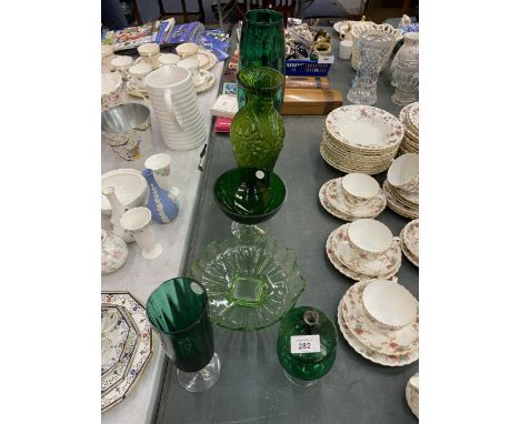 A QUANTITY OF VINTAGE GREEN GLASSWARE TO INCLUDE VASES, BOWLS, ETC 