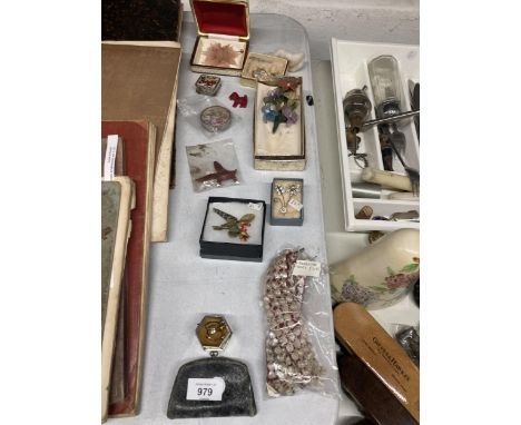A QUANTITY OF VINTAGE ITEMS TO INCLUDE COSTUME BROOCHES, RINGS, BEADWORK PIECES, PILL BOXES, LEATHER PURSE, ETC 