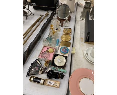 A COLLECTION OF SMALL GLASS VINTAGE SCENT BOTTLES, COMPACTS, A CASED VANITY MIRROR, ETC 