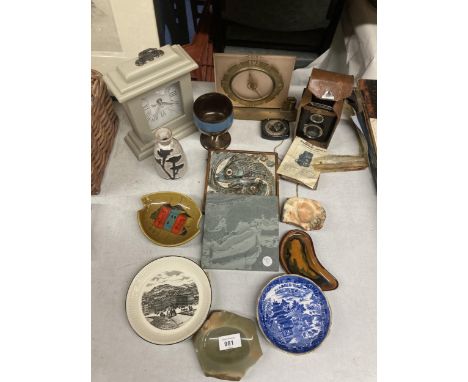 A MIXED LOT TO INCLUDE A VINTAGE VOIGTLANDER CAMERA, MANTLE CLOCKS, ONYX ASHTRAYS, STUDIO POTTERY TILE, PLATES, ETC 