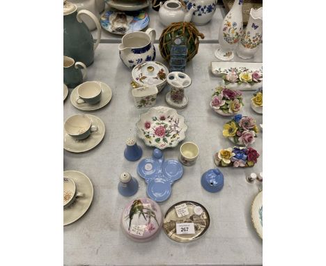A MIXED LOT TO INCLUDE VINTAGE TRINKET POTS, A JUG, A CRUET SET ON A TRAY, LARGE GLASS BALL, ETC 