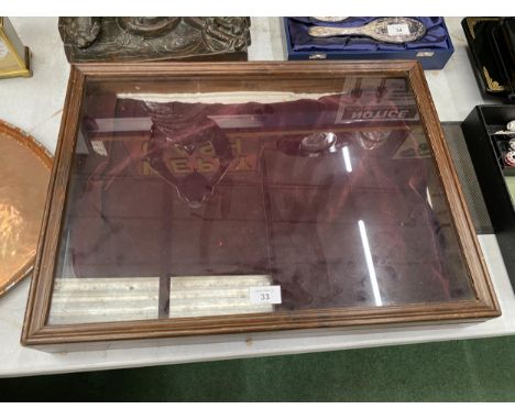 A VINTAGE OAK TABLE TOP JEWELLERY DISPLAY CASE, 41 X 56CM 