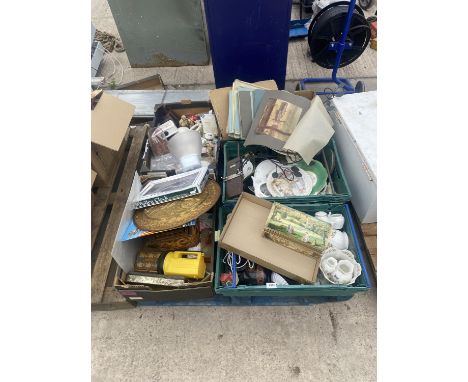 AN ASSORTMENT OF HOUSEHOLD CLEARANCE ITEMS TO INCLUDE CERAMICS AND TRINKET BOXES ETC 