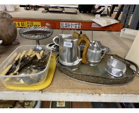 A COLLECTION OF VINTAGE SILVER PLATED ITEMS, FLATWARE ETC 