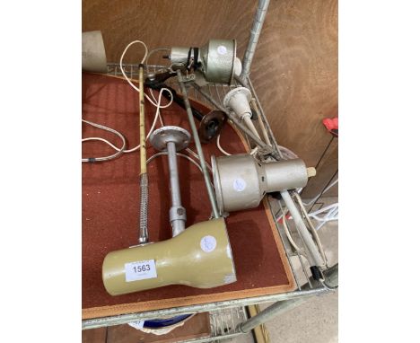 AN ASSORTMENT OF VINTAGE ADJUSTABLE LAMPS 