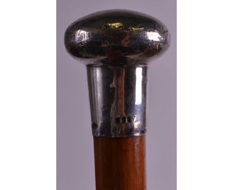 AN EDWARDIAN SILVER TOPPED GENTLEMANS WALKING CANE together with shooting stick. seat. (2)