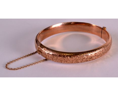 AN EDWARDIAN ENGRAVED YELLOW GOLD BANGLE. 10 grams. 2.5ins wide. 