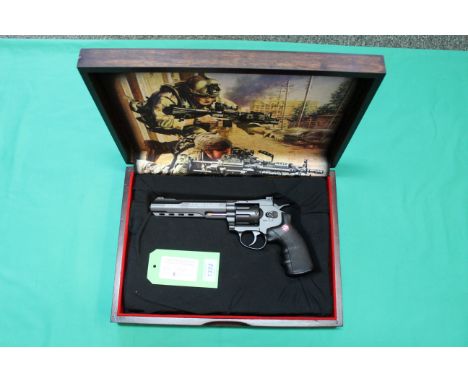 An Umarex 'Ruger' Super Hawk CO2 6mm B.B. air pistol, in 'as new' condition in a custom case, as a post 1939 air weapon the r