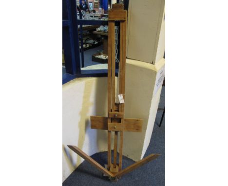 Modern Daler Rowney artist's easel. CONDITION REPORT: Rather dry, light wear but appears complete. 