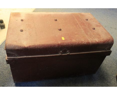 Vintage tin trunk with carrying handles.