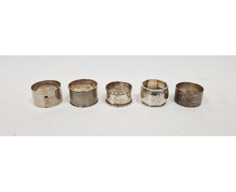 Five assorted silver napkin rings, two having engine turned decoration, gross weight approximately 137.3g/4.4ozt