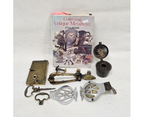 Collection of metalware including a 19th century brass door lock and door handle, two AA badges, a brass door knocker, a door