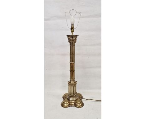 Reproduction Victorian-style gothic-style brass table lamp&nbsp;with quatrefoil foliate top above reeded stem, on gothic arch