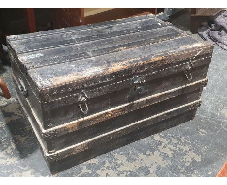 Metal-bound wooden travelling steamer trunk&nbsp;of rectangular form, with two metal handles, 42cm high x 75cm wide x 44cm de