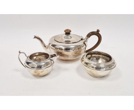 George V three piece silver tea set, of bulbous form, the teapot with turned wooden knob and handle, comprising teapot, sugar