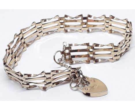 A hallmarked 9ct gold gate bracelet, wt.5g.  