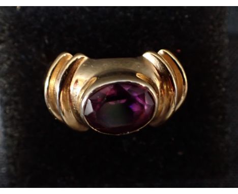A 14CT GOLD AND AMETHYST RING 