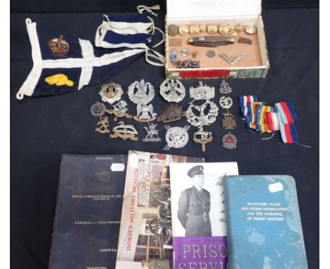 A QUANTITY OF BRITISH AND COMMONWEALTH CAP BADGES AND BUTTONS including Australian Commonwealth cap badge, a horn handled pen