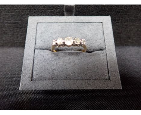 A FIVE STONE DIAMOND RING on an 18ct yellow gold shank, ring size Q
