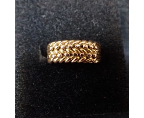 AN 18ct GOLD KNOT RING 