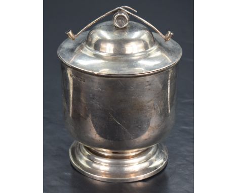 An Edwardian silver tobacco jar, having a domed circular cover with churchwarden pipe and barrel finial, over the cylindrical