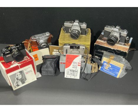 Cameras - a Minolta SR T 101 35mm camera, serial number 1033051, 1:1.7, f=55mm lens, instructions, boxed; a Minolta SR T 100 