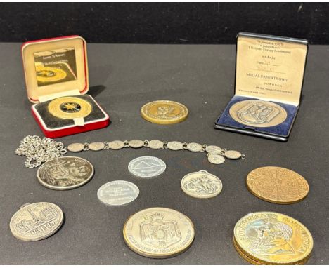 Paranumismatica – medallions &amp; novelties: South Africa, replica gilt 1979 Krugerrand 63mm, transforming in to bottle open