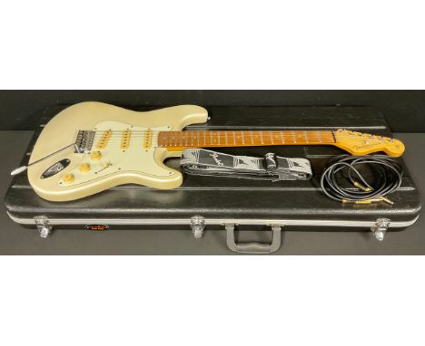 Musical Instruments - a Fender Stratocaster type electric guitar, white, Spider hard case