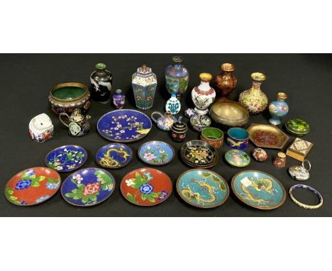A Royal Crown Derby paperweight, Poppy Mouse, Collector's Guild Exclusive, gold stopper, 6.5cm high overall; a collection of 
