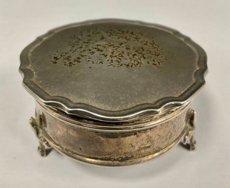 A George V silver circular trinket box, the hinged cover with fluted scalloped border, revealing a felt lined interior, suppo