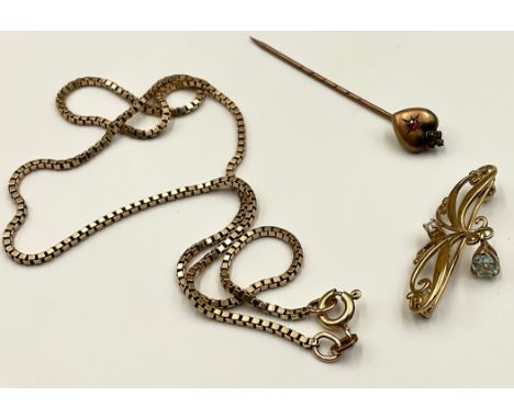 A selection of 9ct gold jewellery,to include an art nouveau style aquamarine and diamond brooch, a rose gold garnet set heart