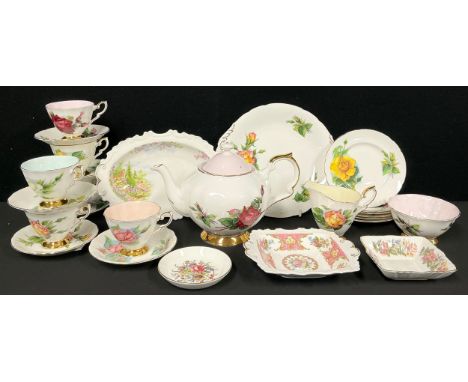 A Paragon Harry Wheatcroft Six World Famous Roses pattern tea set, comprising "Grand Gala" teapot and sugar bowl, "Peace" mil