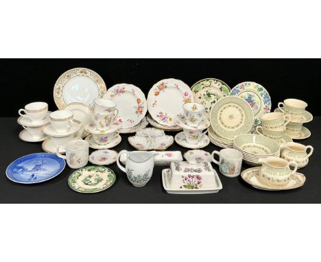 A set of four Wedgwood Gold Ulander pattern cups and saucers; a Royal Crown Derby Posies pattern dessert plate and others; a 