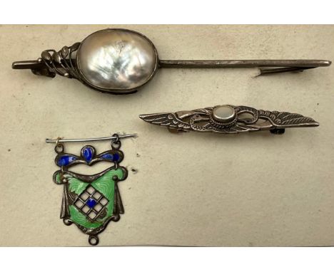 A selection of silver jewellery,to include an Art Nouveau tested silver mother of pearl brooch, approx. 9cm (H), a "925" two 