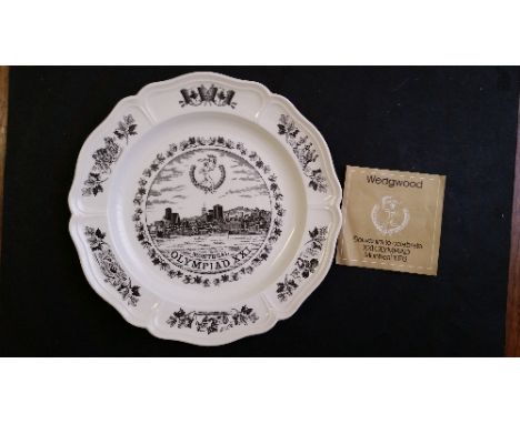 OLYMPICS, ceramic plate for the Torch Relay prior to the 1976 Montreal Olympiad, Queen's Ware Plate from the XXI Olympiad ran