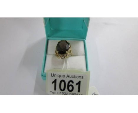 A 9ct gold ring set large stone, size L, 4.5 grams.