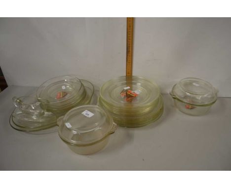 Quantity of vintage Pyrex kitchen wares, many items in pristine unused condition with original labels
