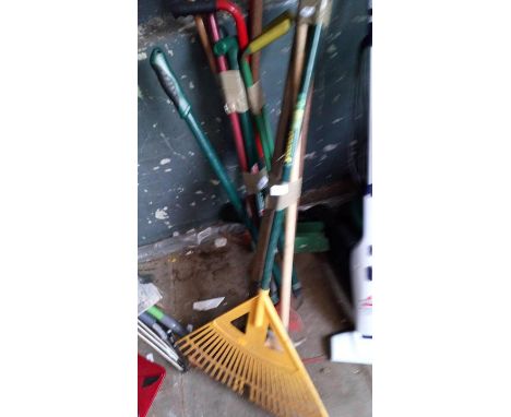 2 bundles of garden tools 