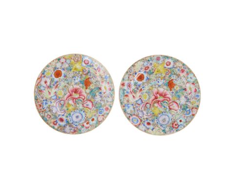  PAIR OF CHINESE FAMILLE ROSE 'MILLEFLEUR' DISHES QIANLONG MARK, 20TH CENTURY 二十世紀 乾隆款 金地粉彩百花不落地盤（一對）each decorated densely o