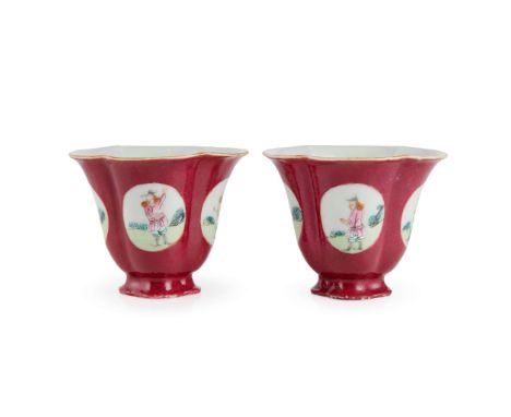  PAIR OF CHINESE FAMILLE ROSE 'EUROPEAN SUBJECT' CUPS QING DYNASTY, QIANLONG PERIOD 清乾隆 胭脂紅釉粉彩開光西洋人物紋海棠形高足杯（一對）&nbsp;each of 