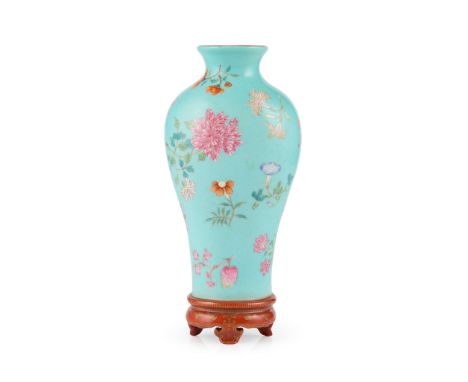  CHINESE FAMILLE ROSE 'FLORAL' WALL VASE QIANLONG MARK 乾隆款 松石綠地粉彩花卉紋壁瓶連礬紅金彩三足座in the form of half of a vase, one side finely 
