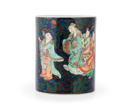 CHINESE FAMILLE NOIRE 'EIGHT IMMORTALS' BRUSH POT 19TH-20TH CENTURY 十九至二十世紀 黑地粉彩道教八仙人物筆筒of cylindrical form, the sides paint