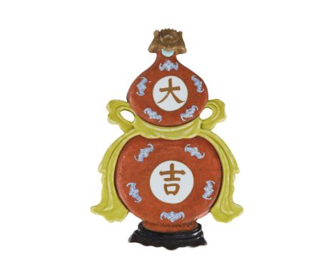  CHINESE GILT-DECORATED CORAL-GROUND FAMILLE ROSE DOUBLE-GOURD 'DA JI' WALL PLAQUE QING DYNASTY, 19TH CENTURY 清 粉彩珊瑚紅地描金「大吉」葫