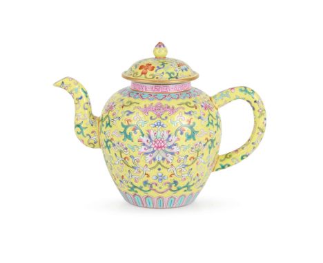  CHINESE YELLOW-GROUND FAMILLE ROSE ‘LOTUS SCROLL’ TEAPOT WITH COVER QIANLONG MARK, 19TH-20TH CENTURY 十九至二十世紀 乾隆款 黃地粉彩纏枝蓮紋帶蓋茶